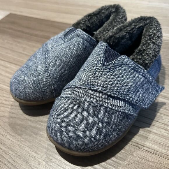 Toms Other - TOMS‎ toddler slippers with faux shearling lining; Navy Chambray, Size 8T cozy